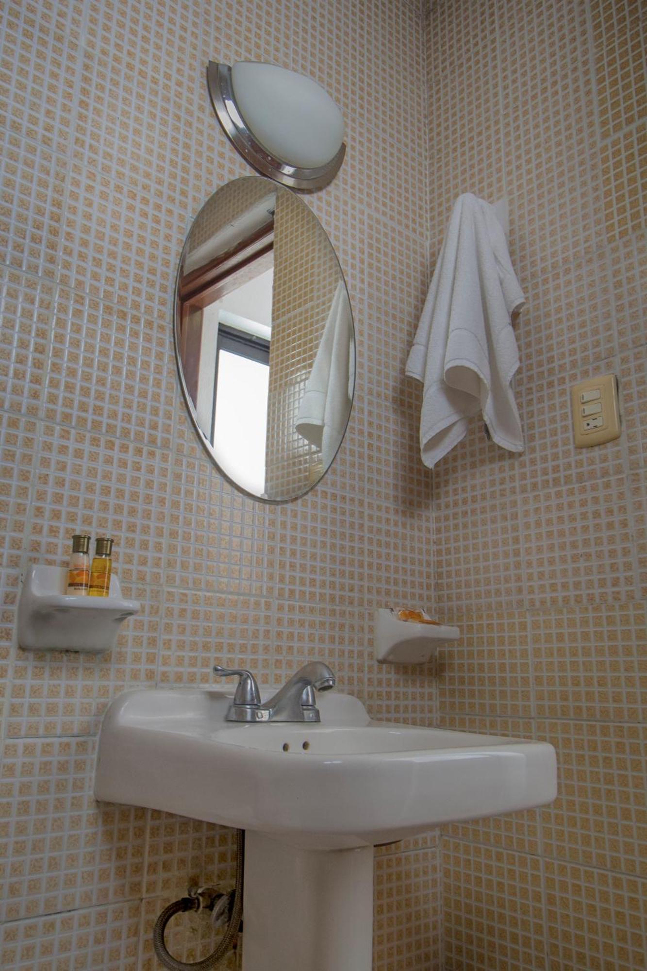 Habitación con cama grande